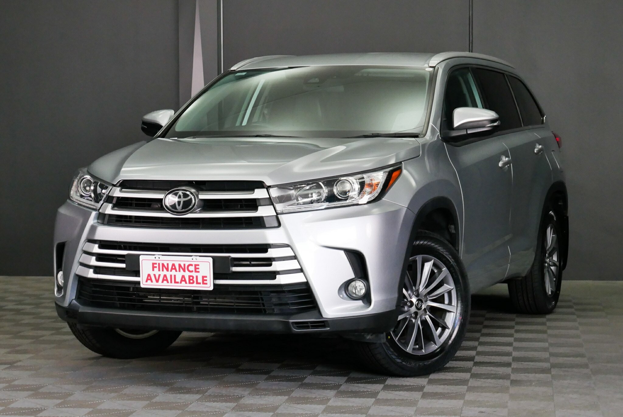 Toyota Kluger image 3