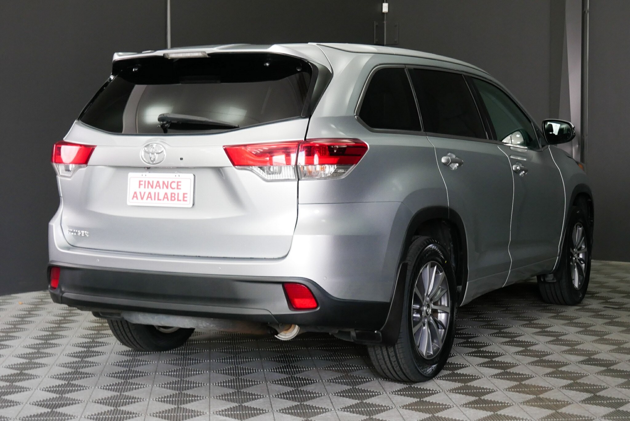 Toyota Kluger image 4