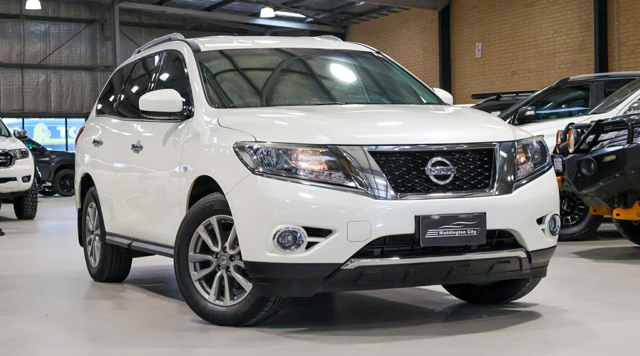 Nissan Pathfinder image 1