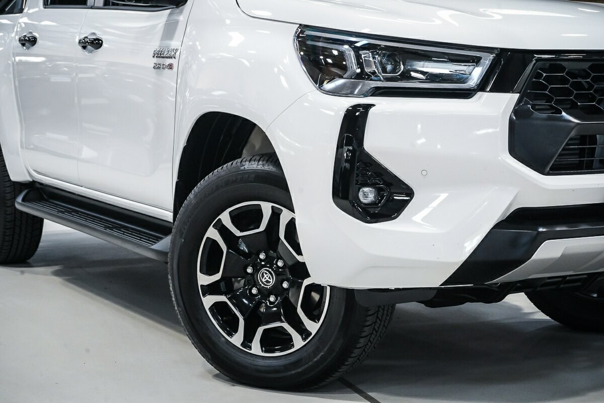 Toyota Hilux image 2