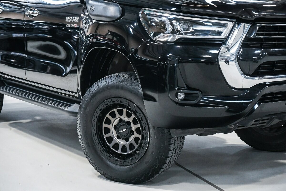 Toyota Hilux image 2