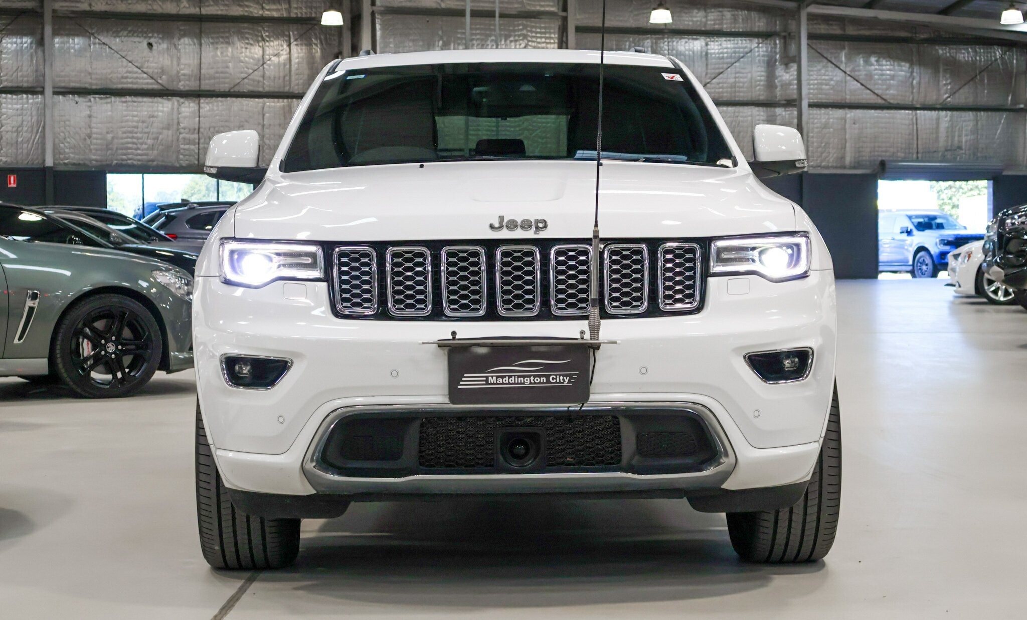 Jeep Grand Cherokee image 2