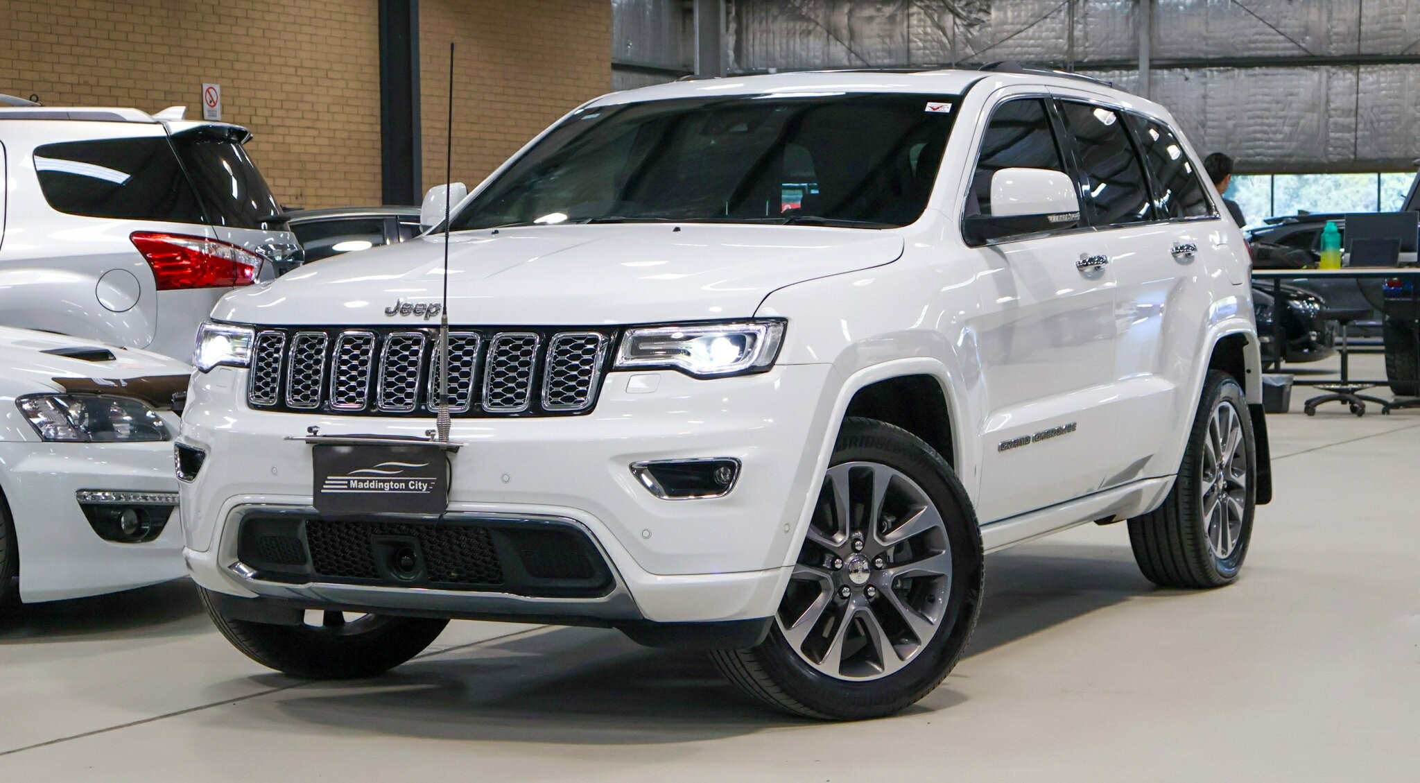 Jeep Grand Cherokee image 3