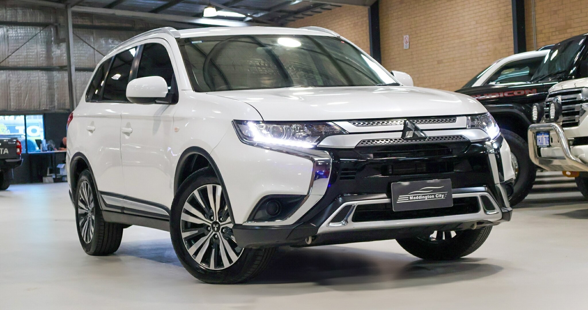 Mitsubishi Outlander image 1