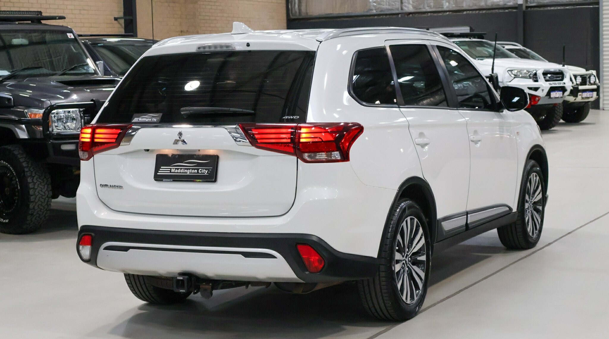 Mitsubishi Outlander image 4