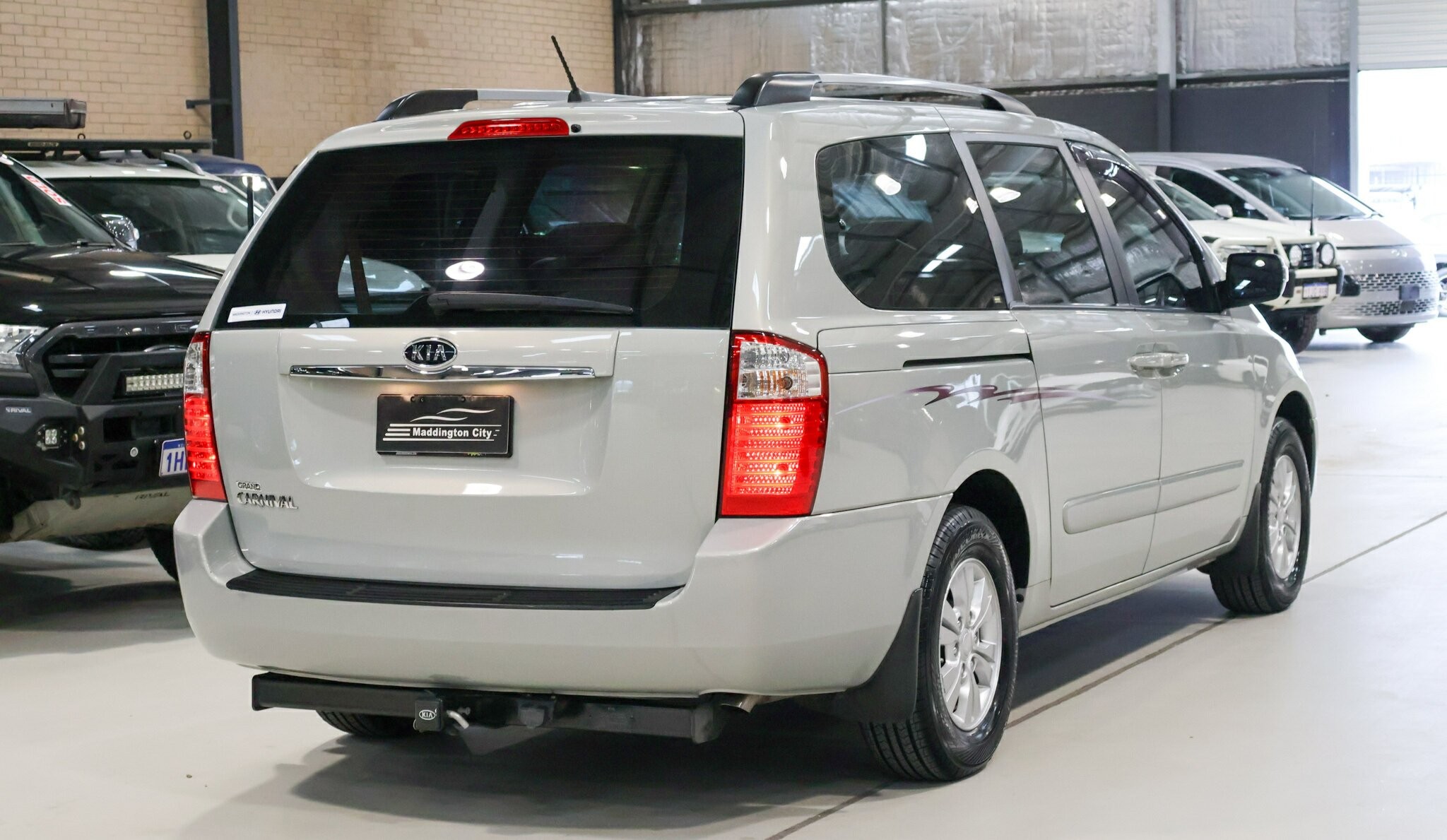 Kia Grand Carnival image 4