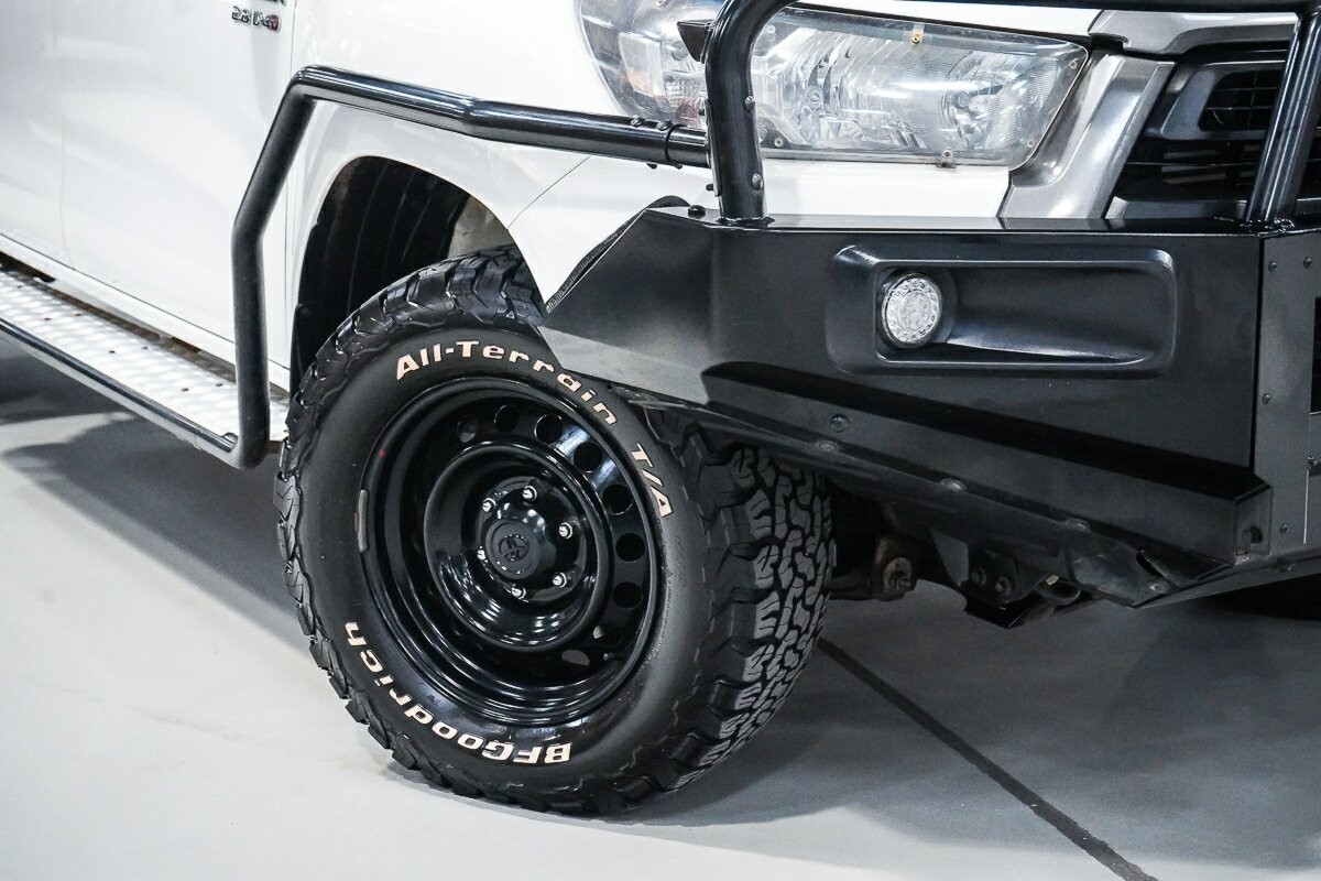 Toyota Hilux image 2