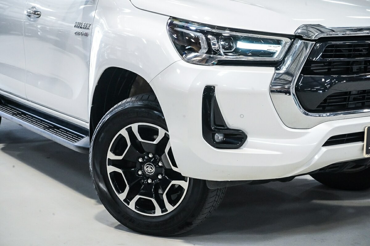 Toyota Hilux image 2