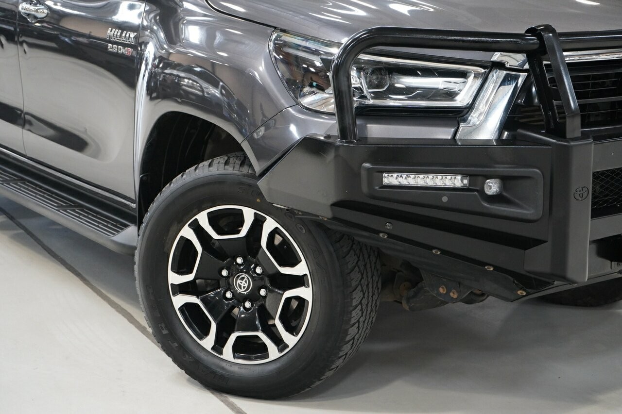 Toyota Hilux image 2