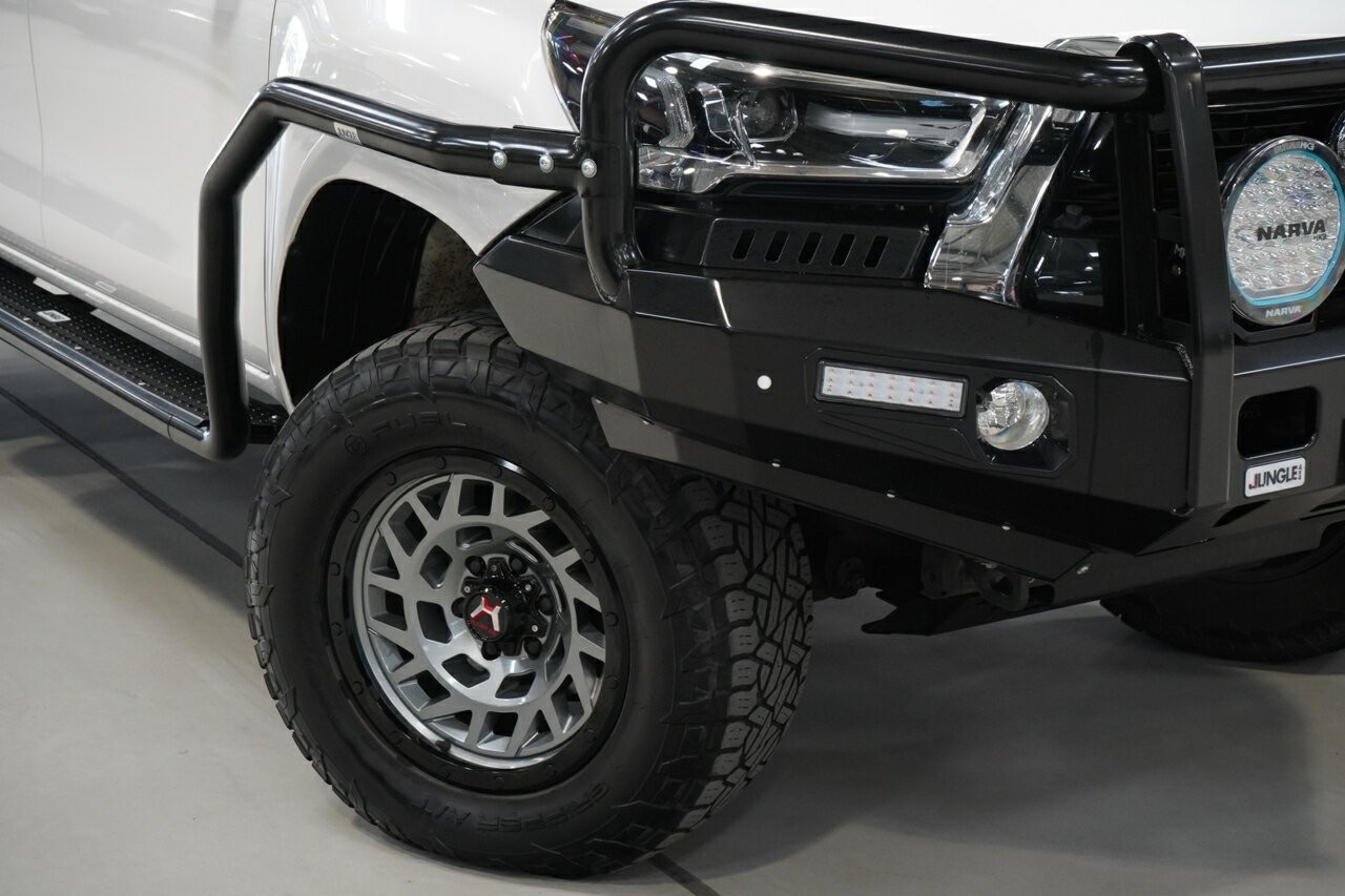 Toyota Hilux image 2