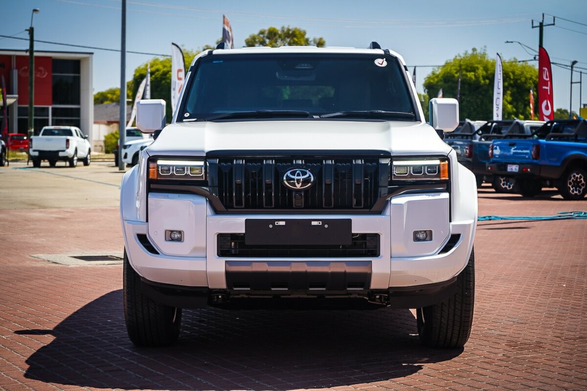 Toyota Landcruiser Prado image 2