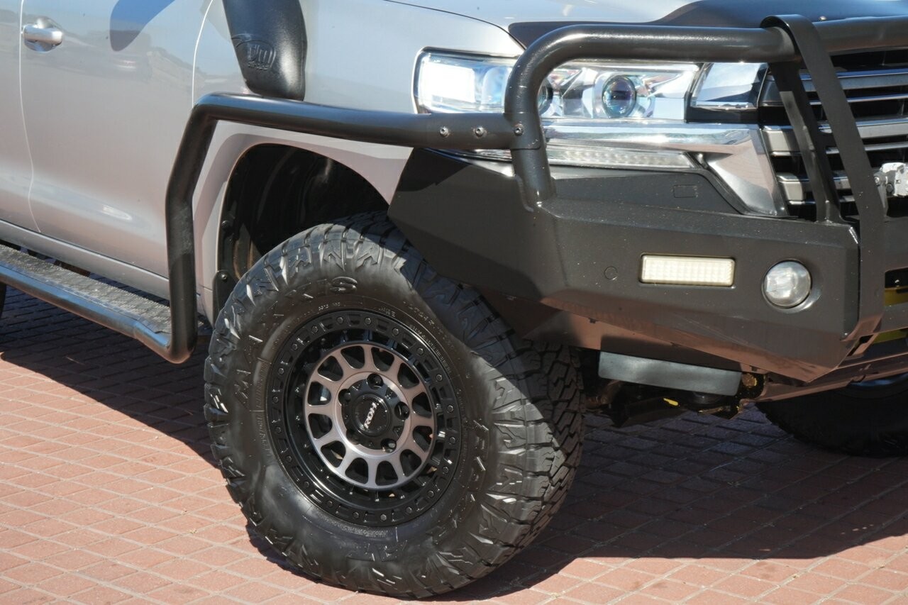 Toyota Landcruiser image 2