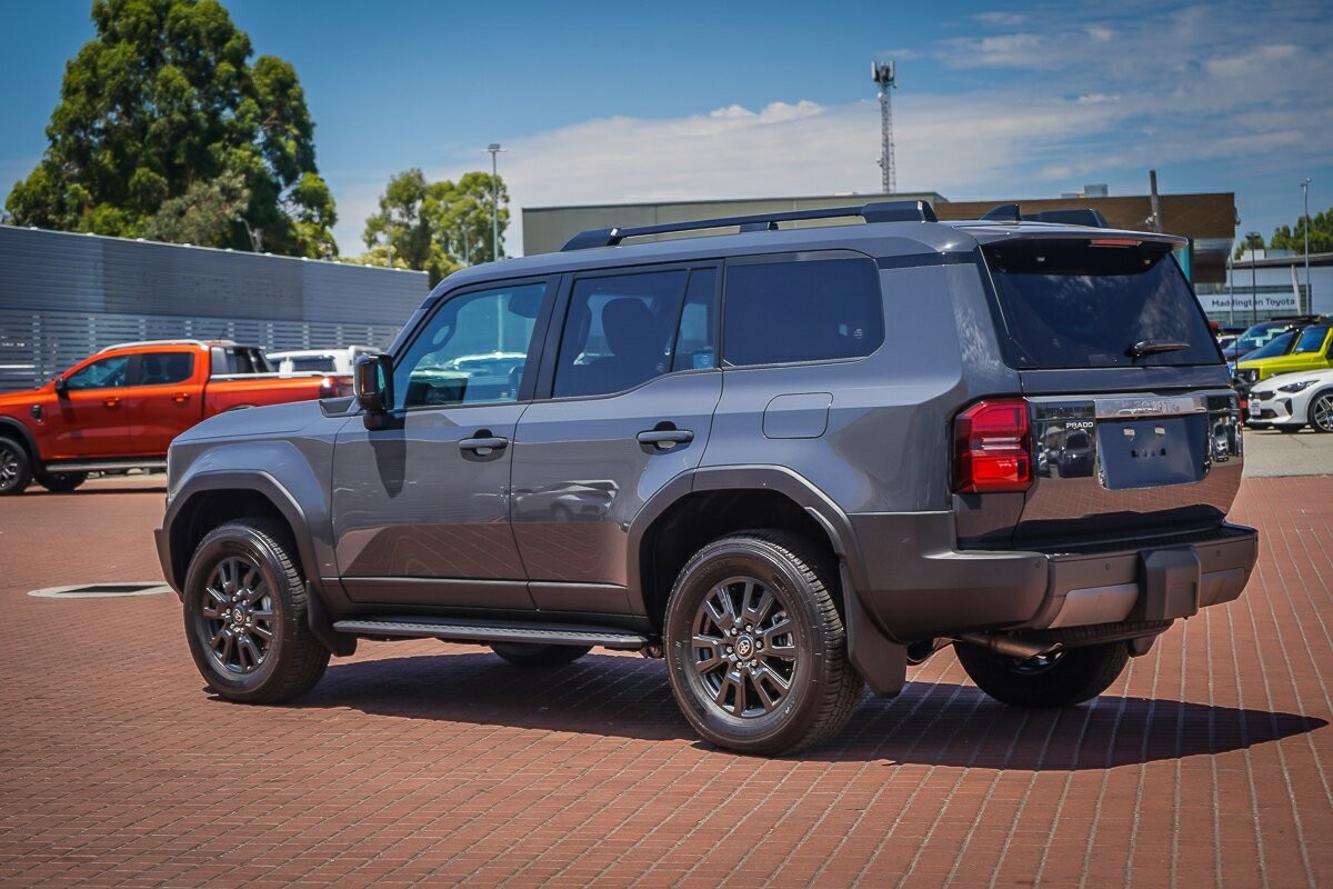 Toyota Landcruiser Prado image 4