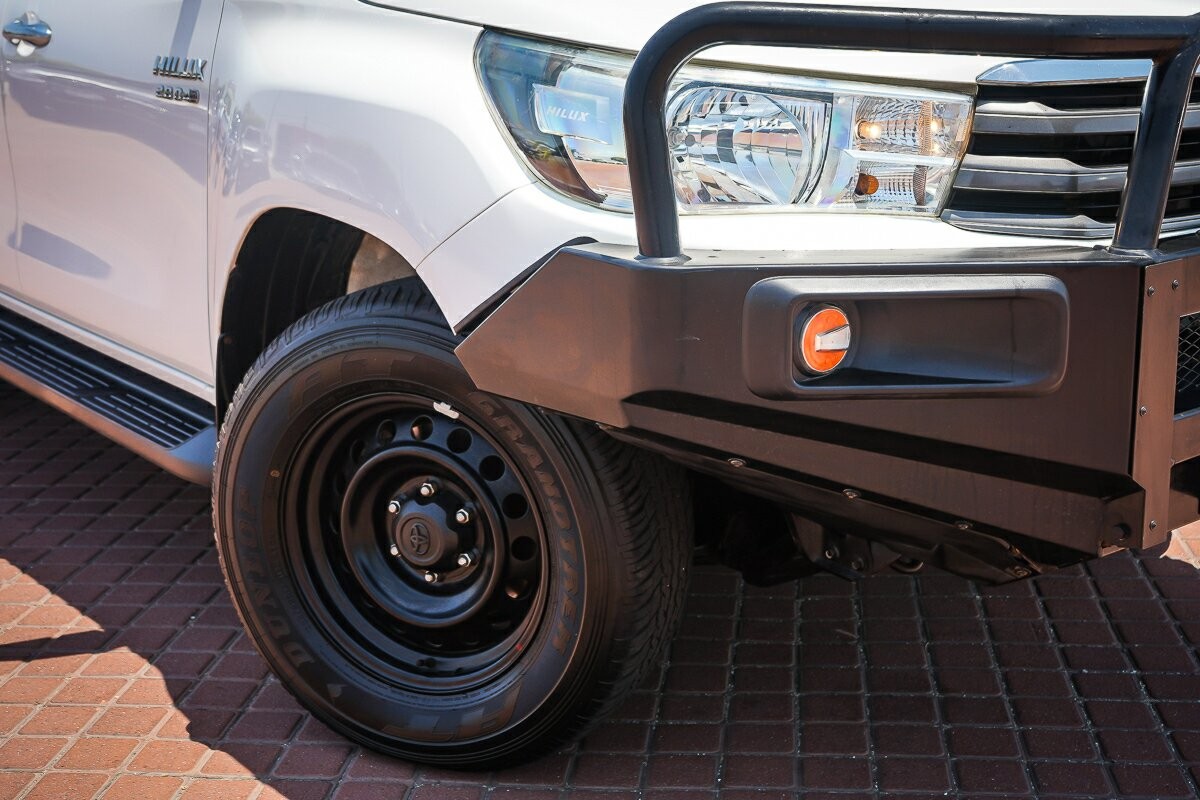 Toyota Hilux image 2