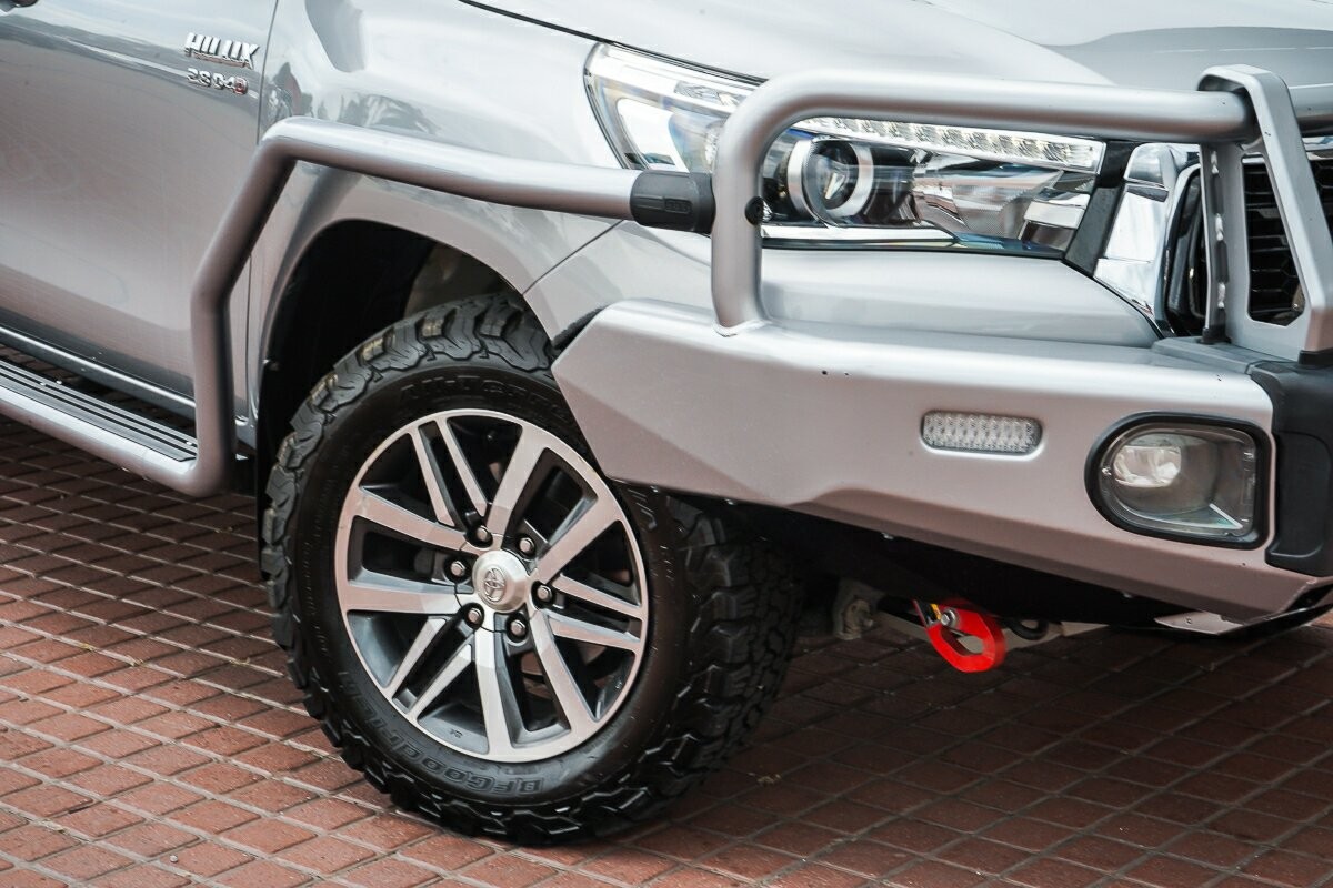 Toyota Hilux image 2