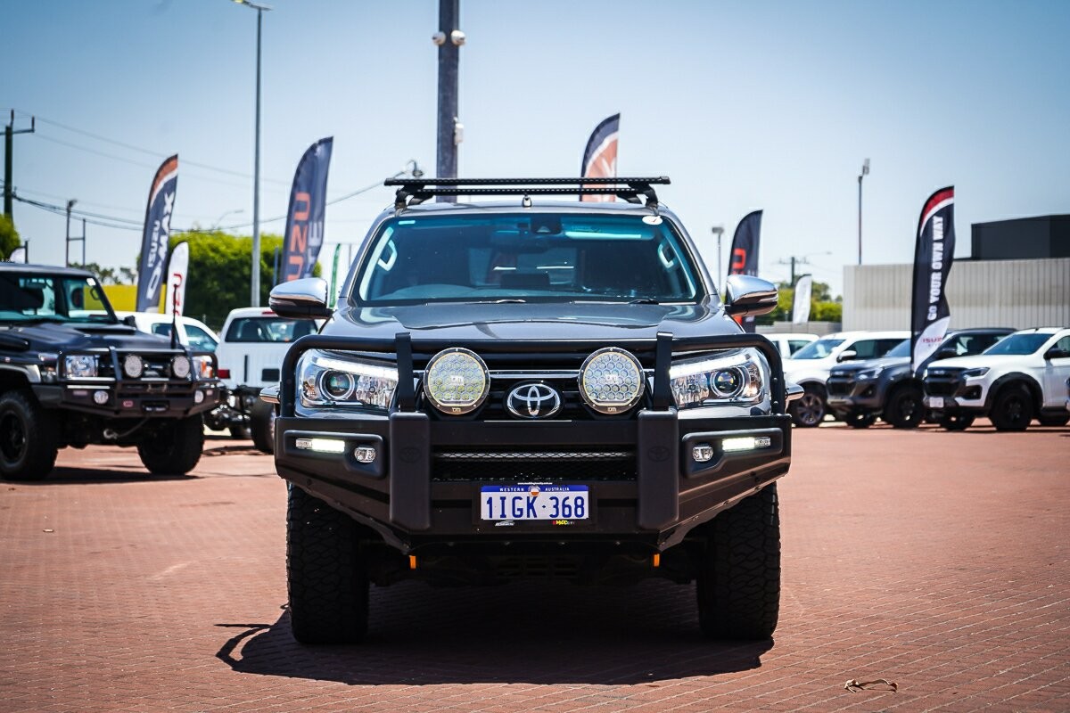 Toyota Hilux image 2