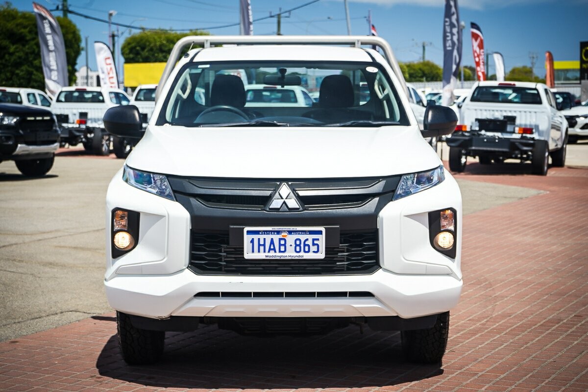 Mitsubishi Triton image 2