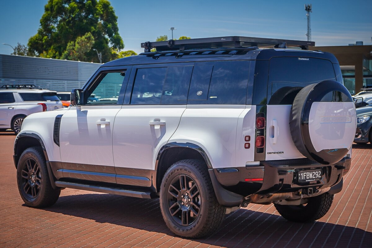 Land Rover Defender image 4