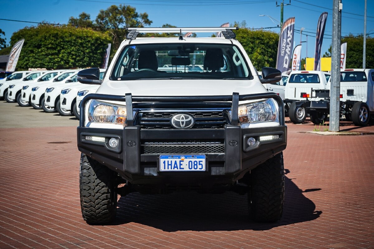 Toyota Hilux image 2