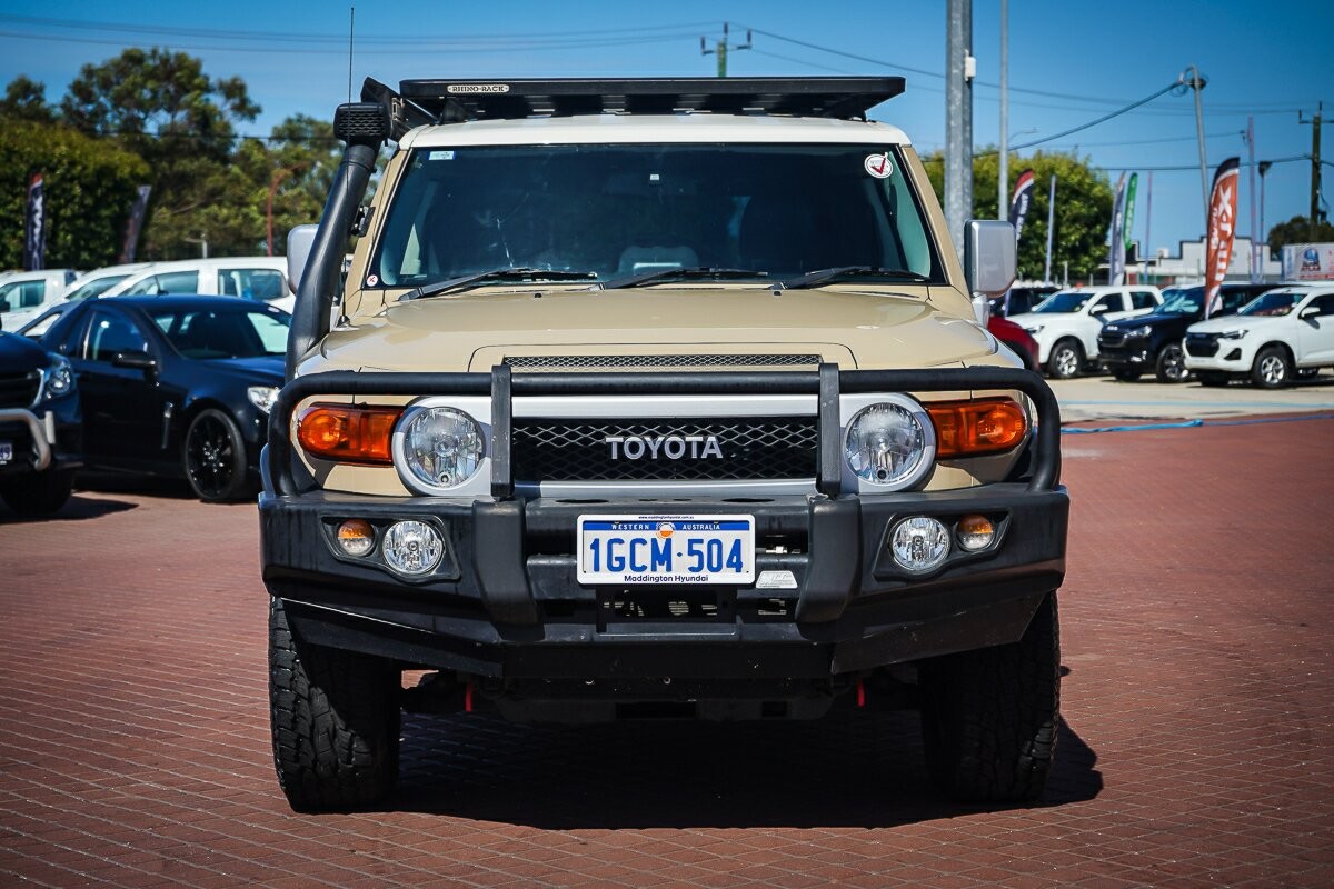 Toyota Fj Cruiser image 2