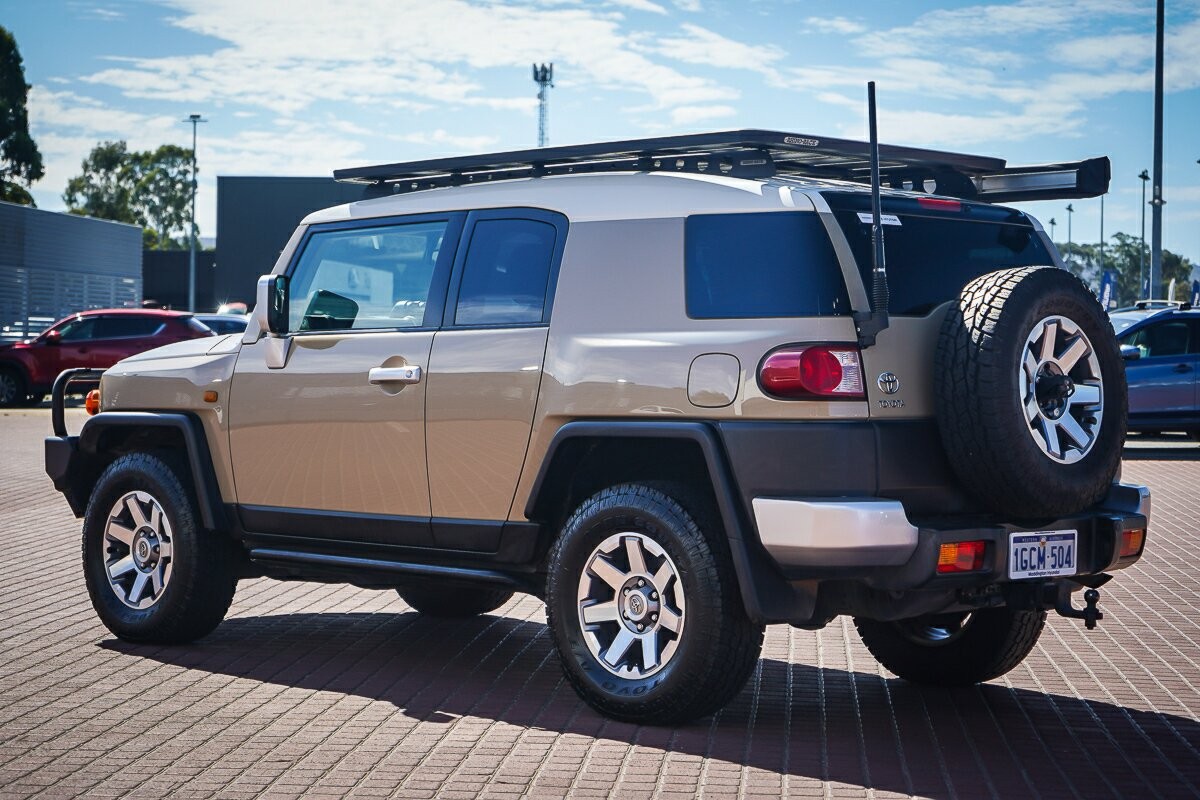 Toyota Fj Cruiser image 4