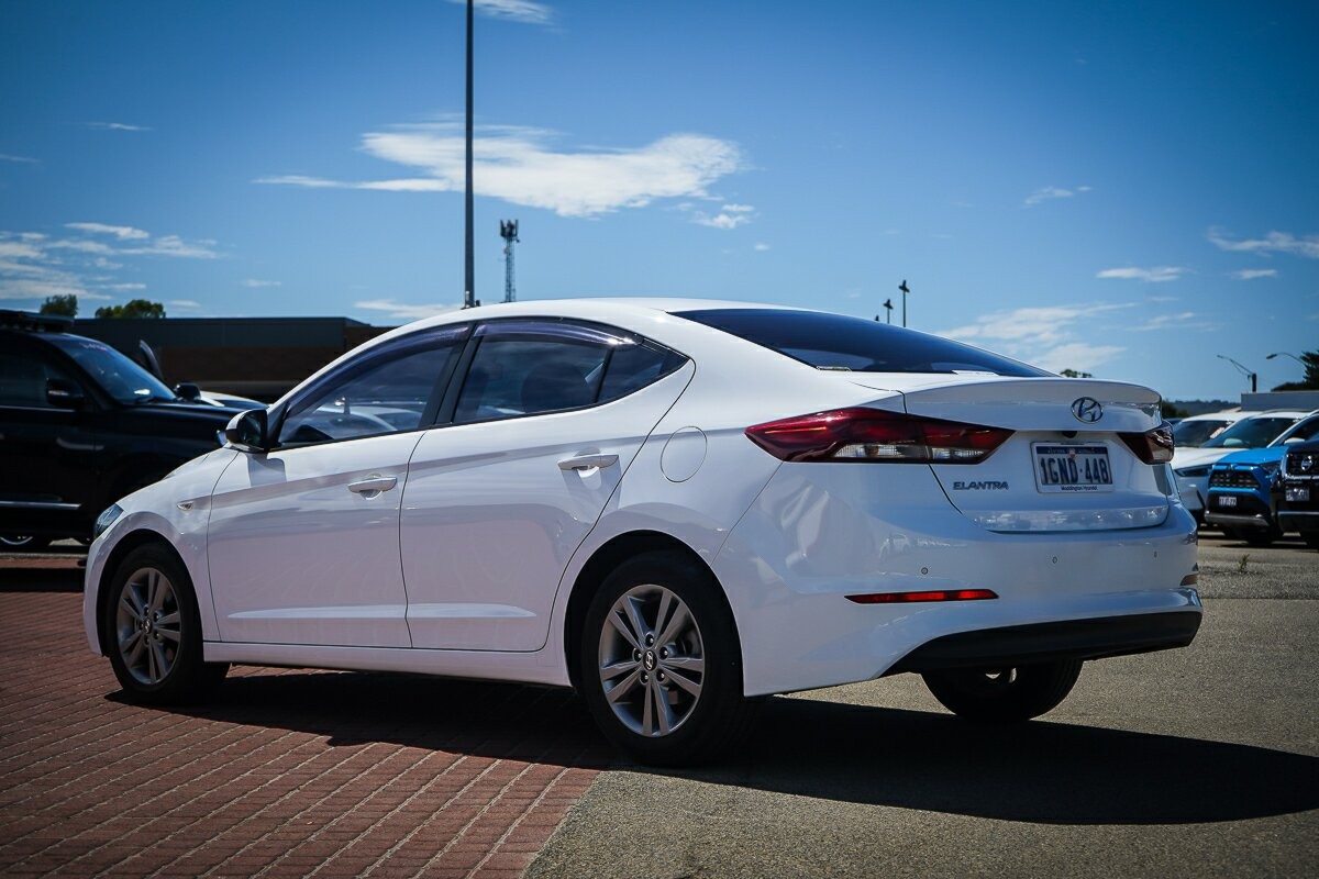 Hyundai Elantra image 4