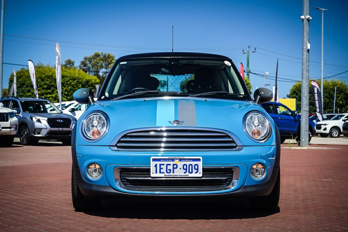 Mini Hatch image 2