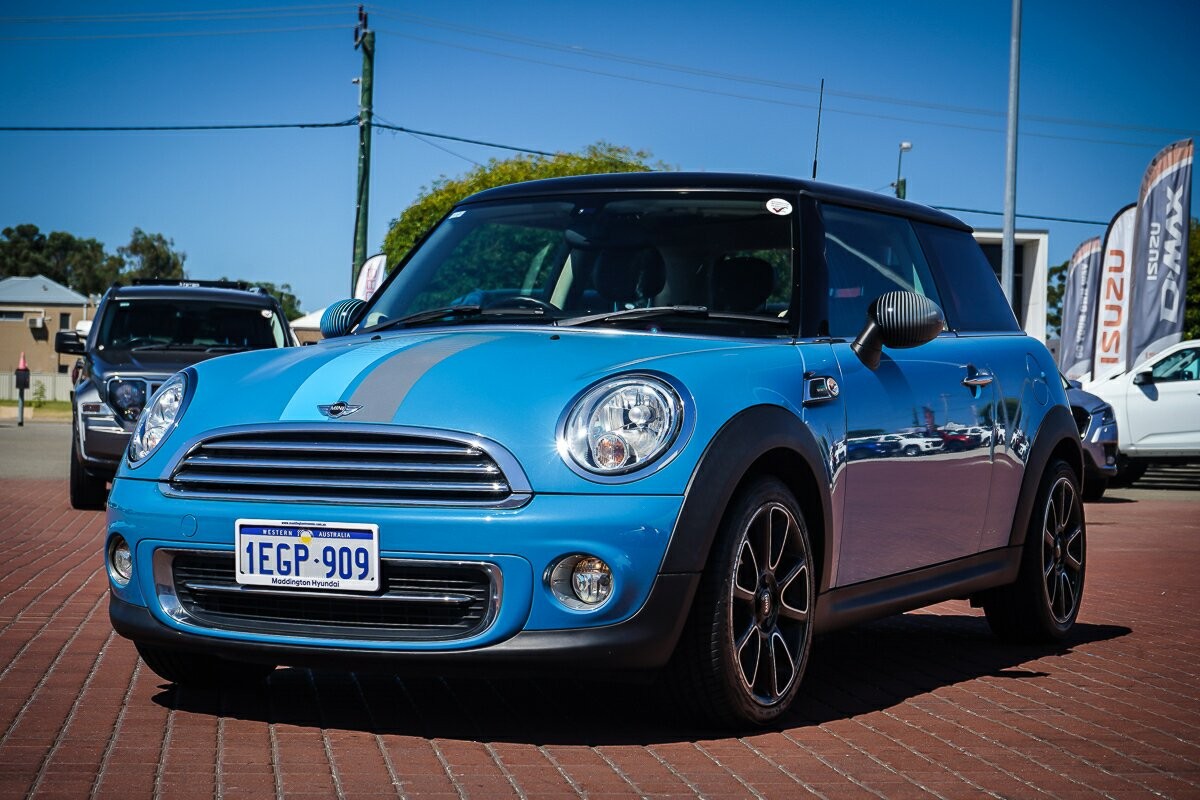 Mini Hatch image 3