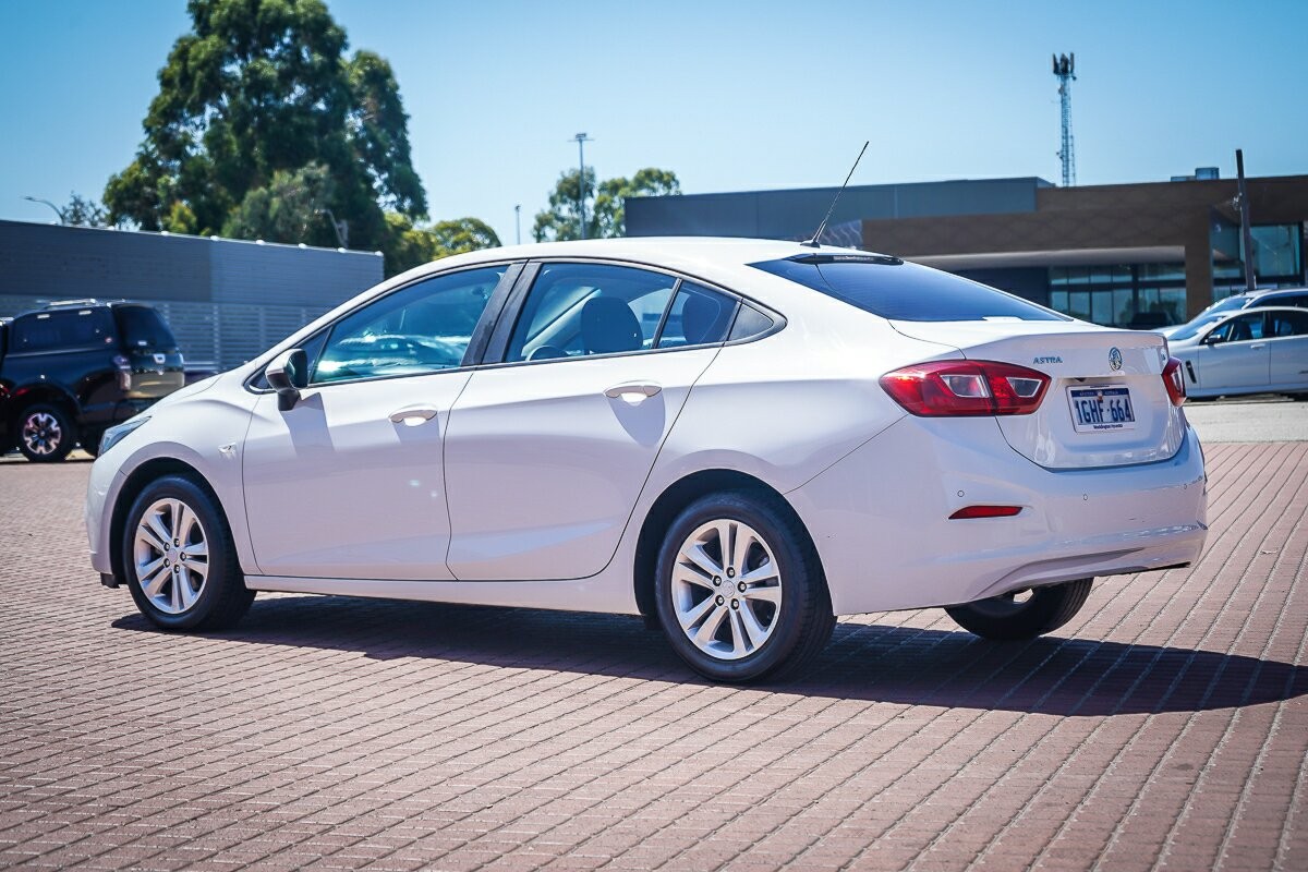 Holden Astra image 4