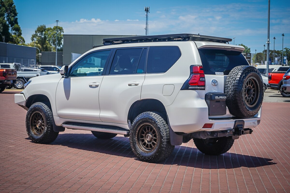 Toyota Landcruiser Prado image 4