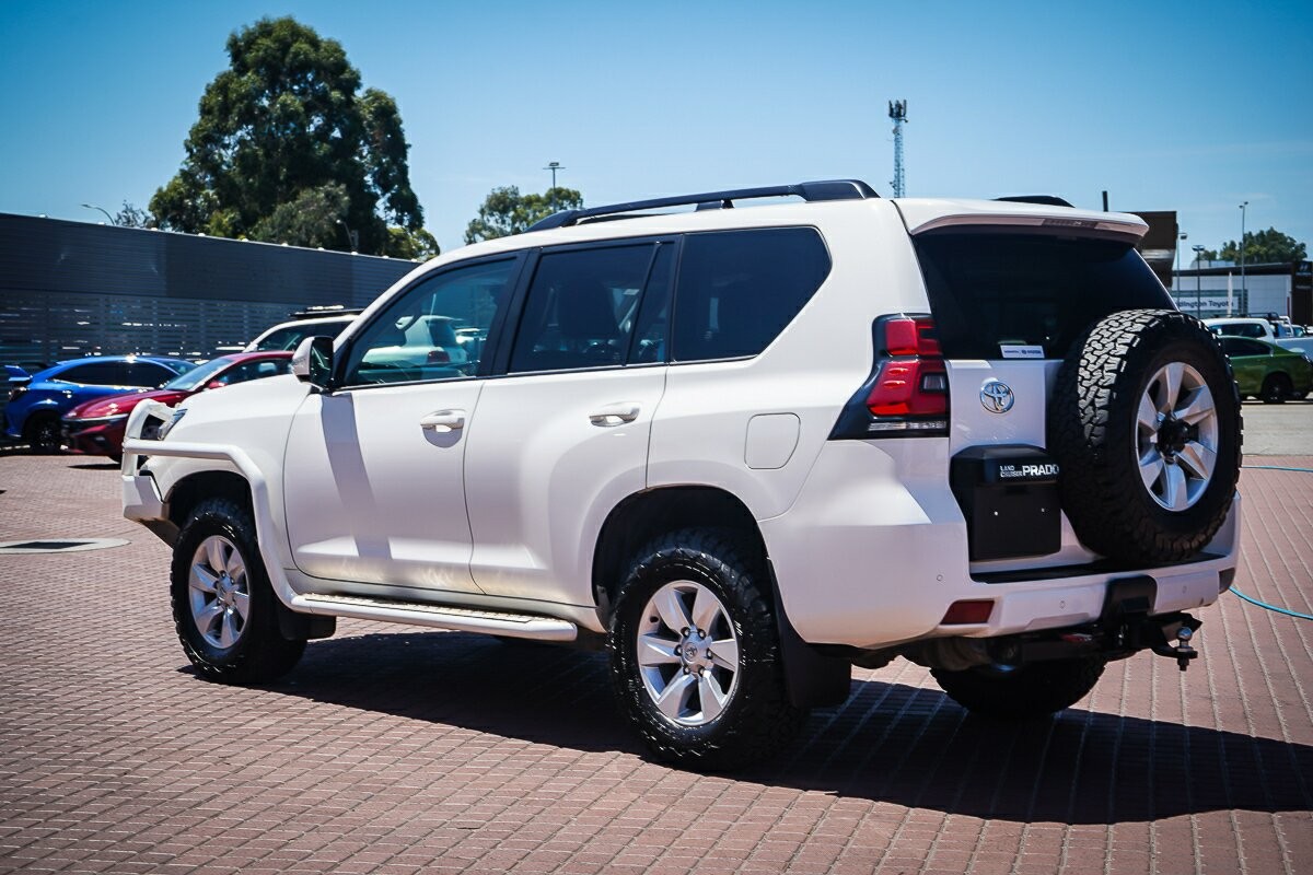 Toyota Landcruiser Prado image 4