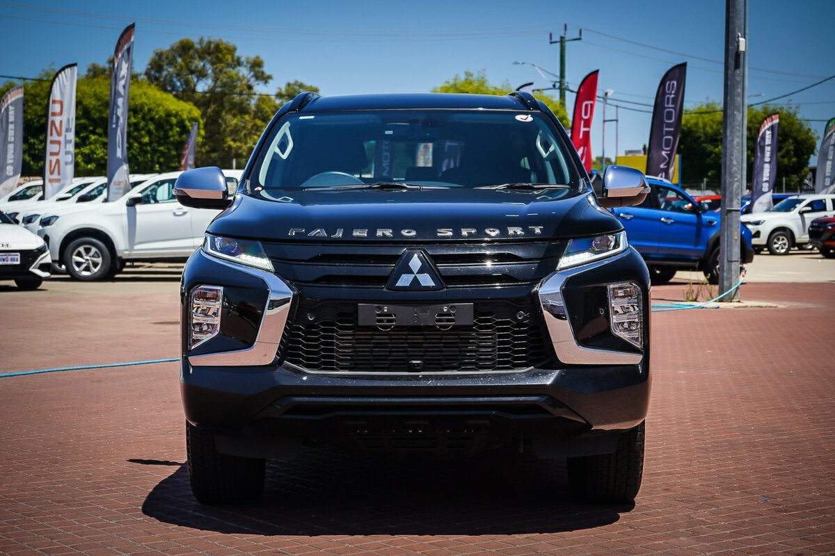 Mitsubishi Pajero Sport image 2