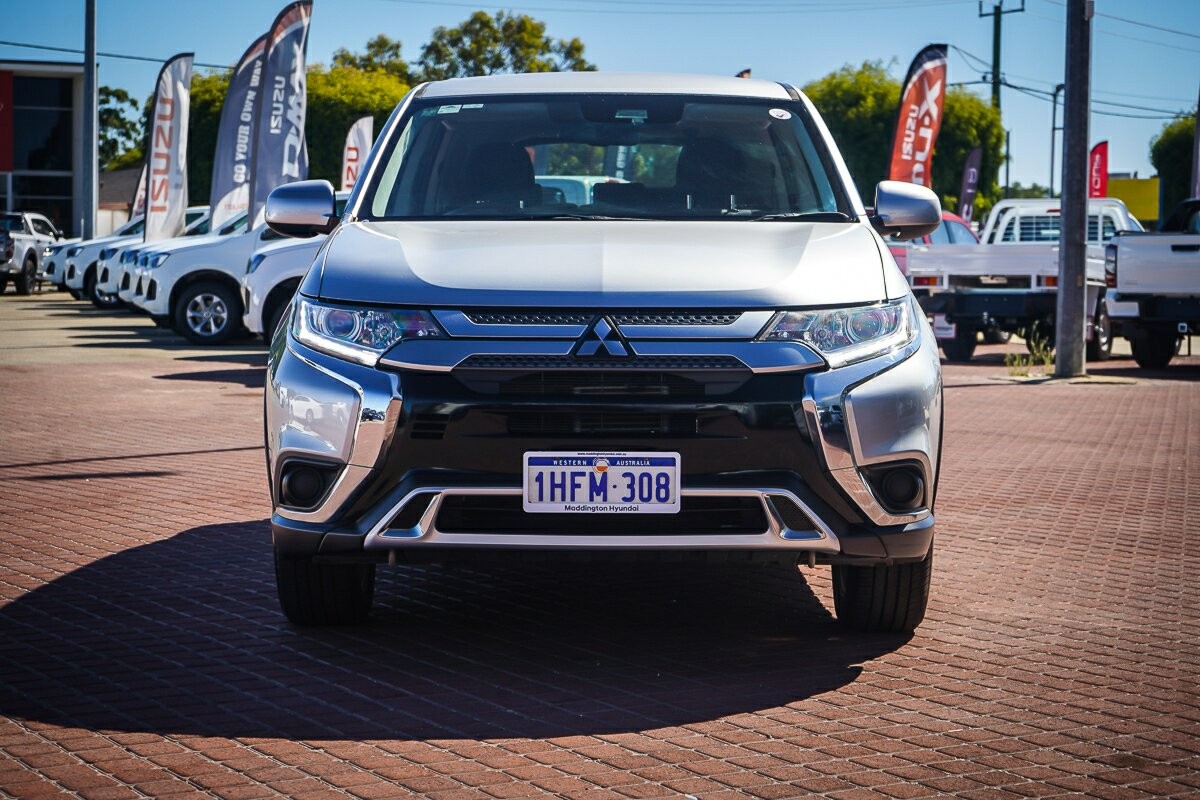 Mitsubishi Outlander image 2