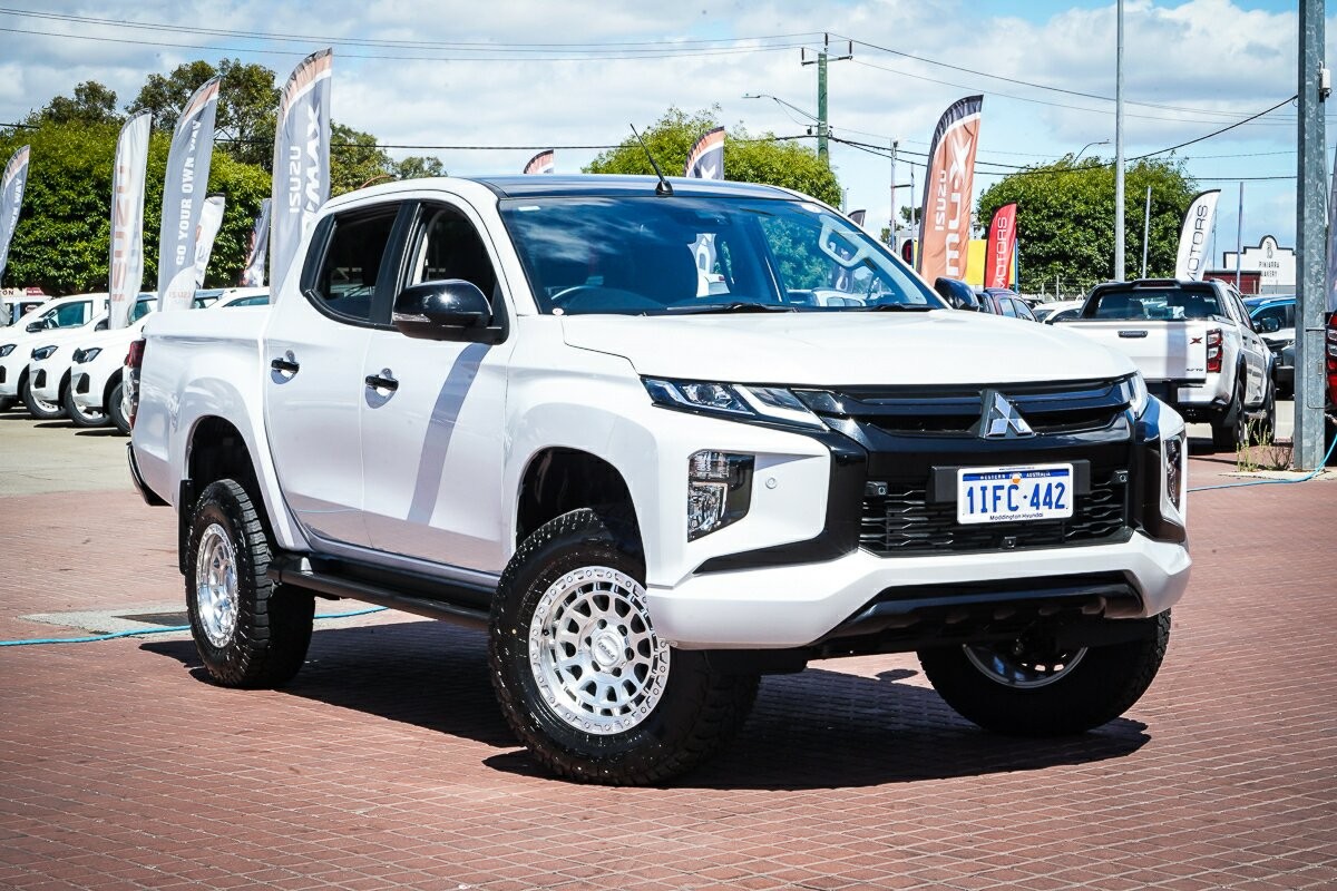 Mitsubishi Triton image 1