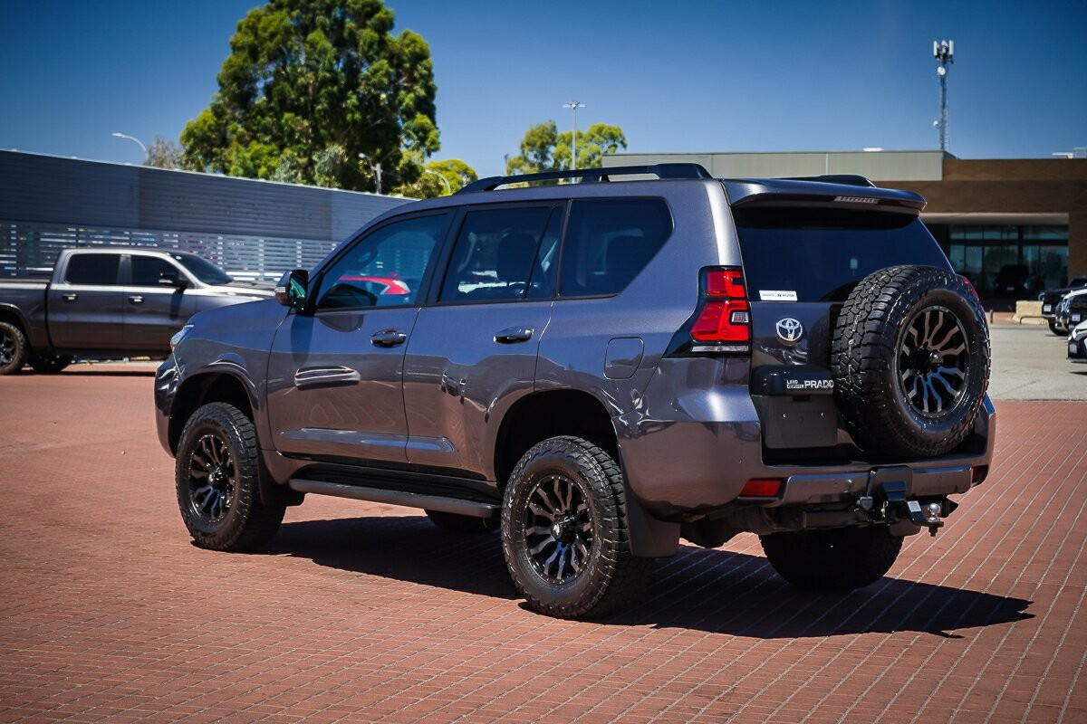 Toyota Landcruiser Prado image 4