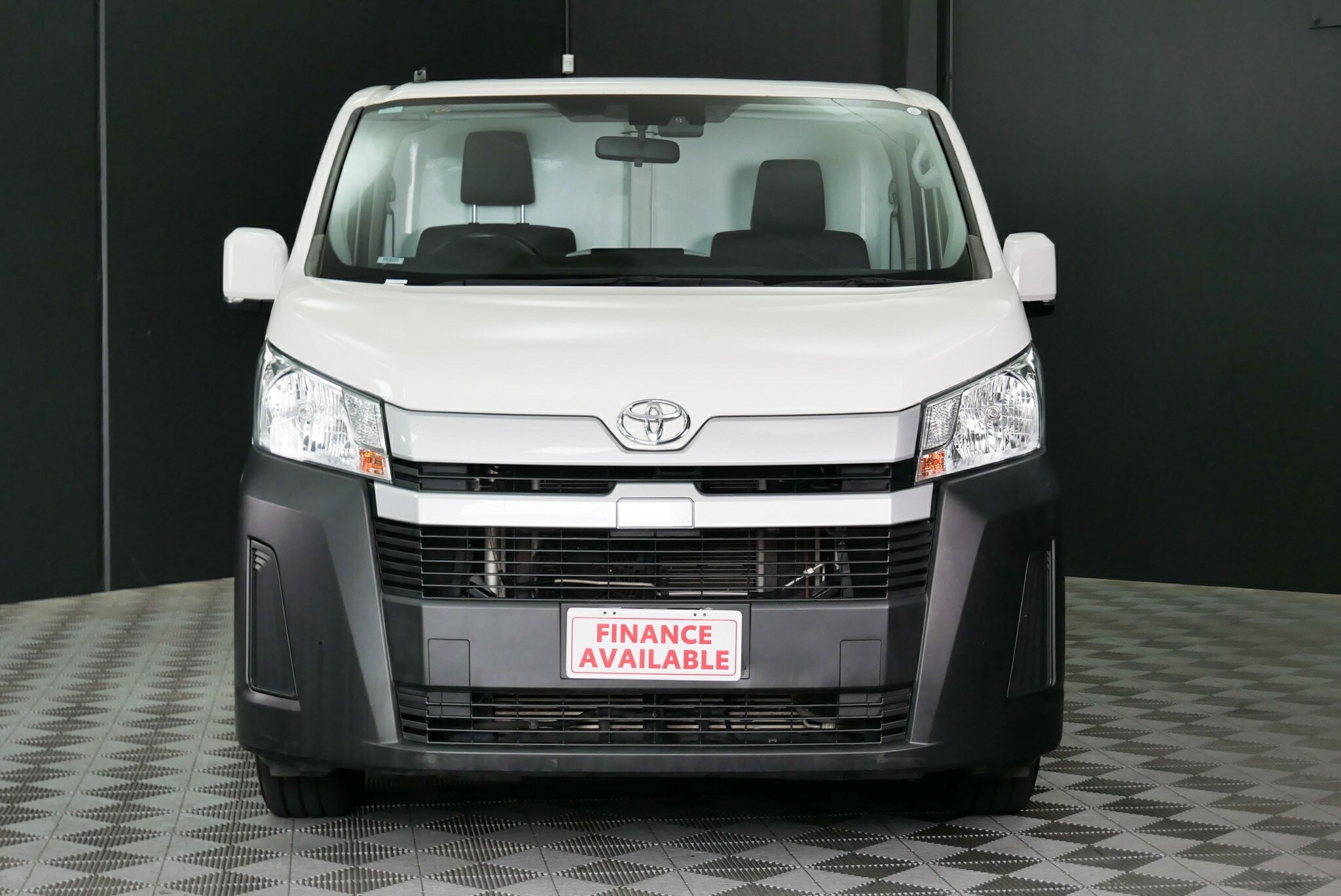 Toyota Hiace image 2