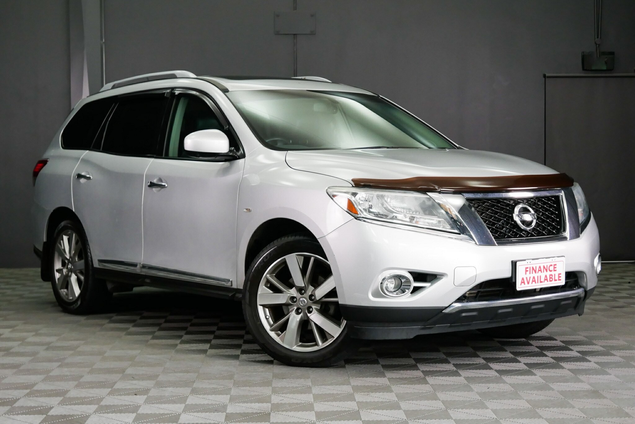 Nissan Pathfinder image 1