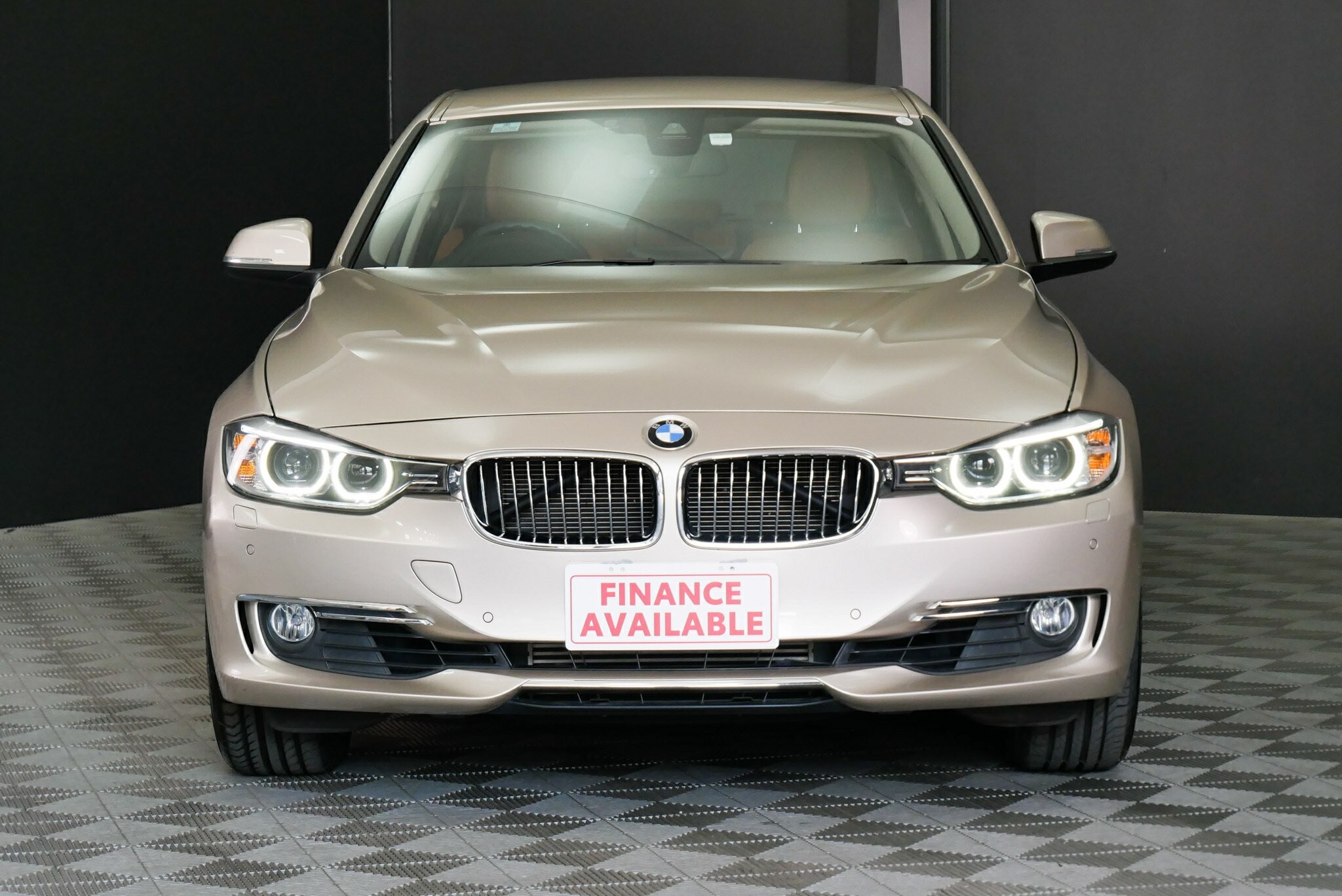 BMW 3 Series image 2