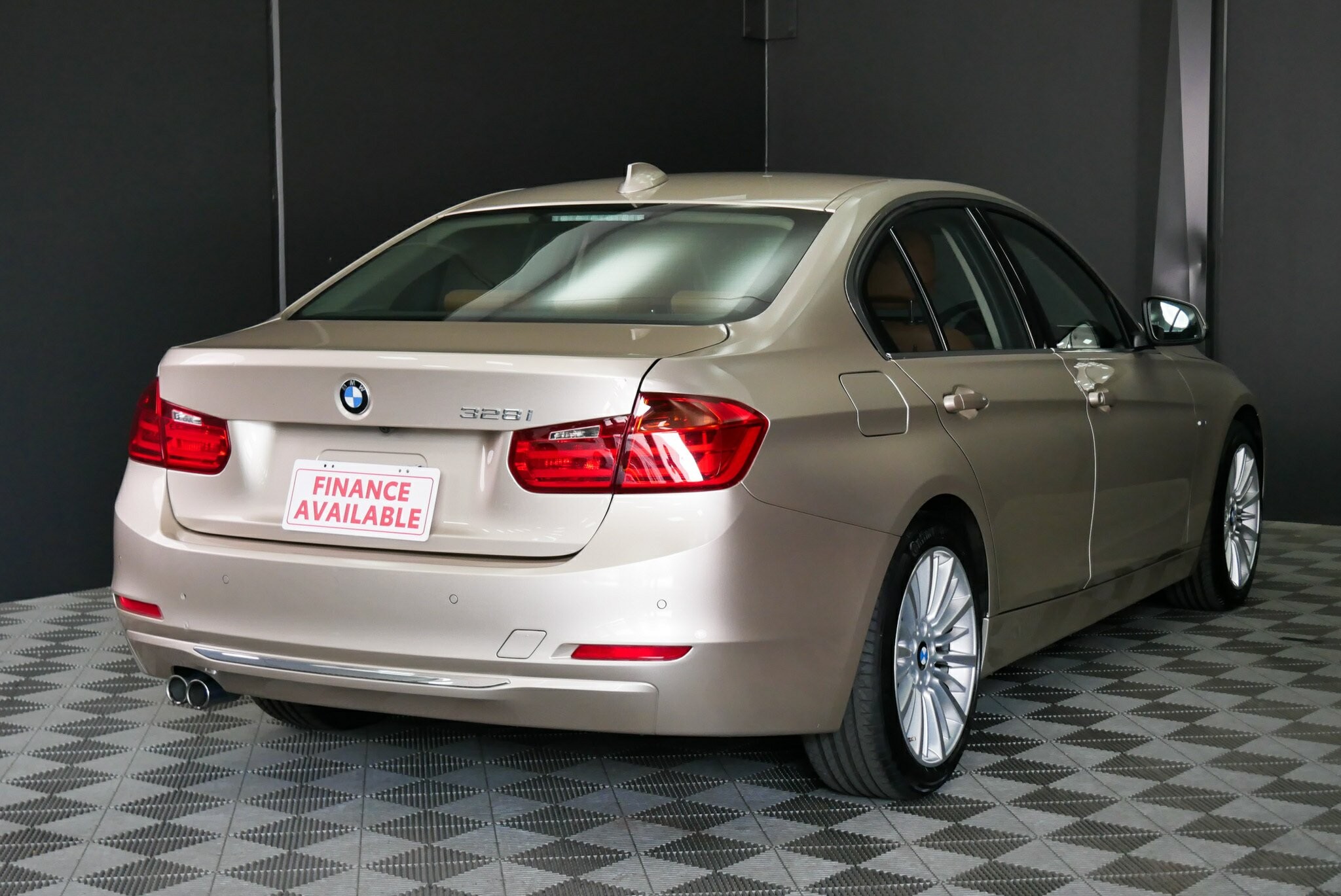 BMW 3 Series image 4