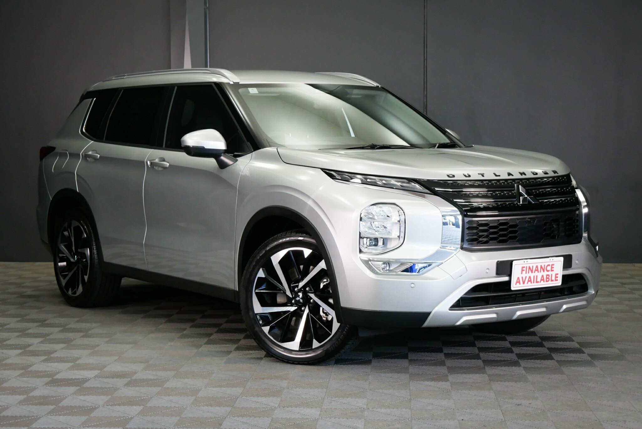 Mitsubishi Outlander image 1