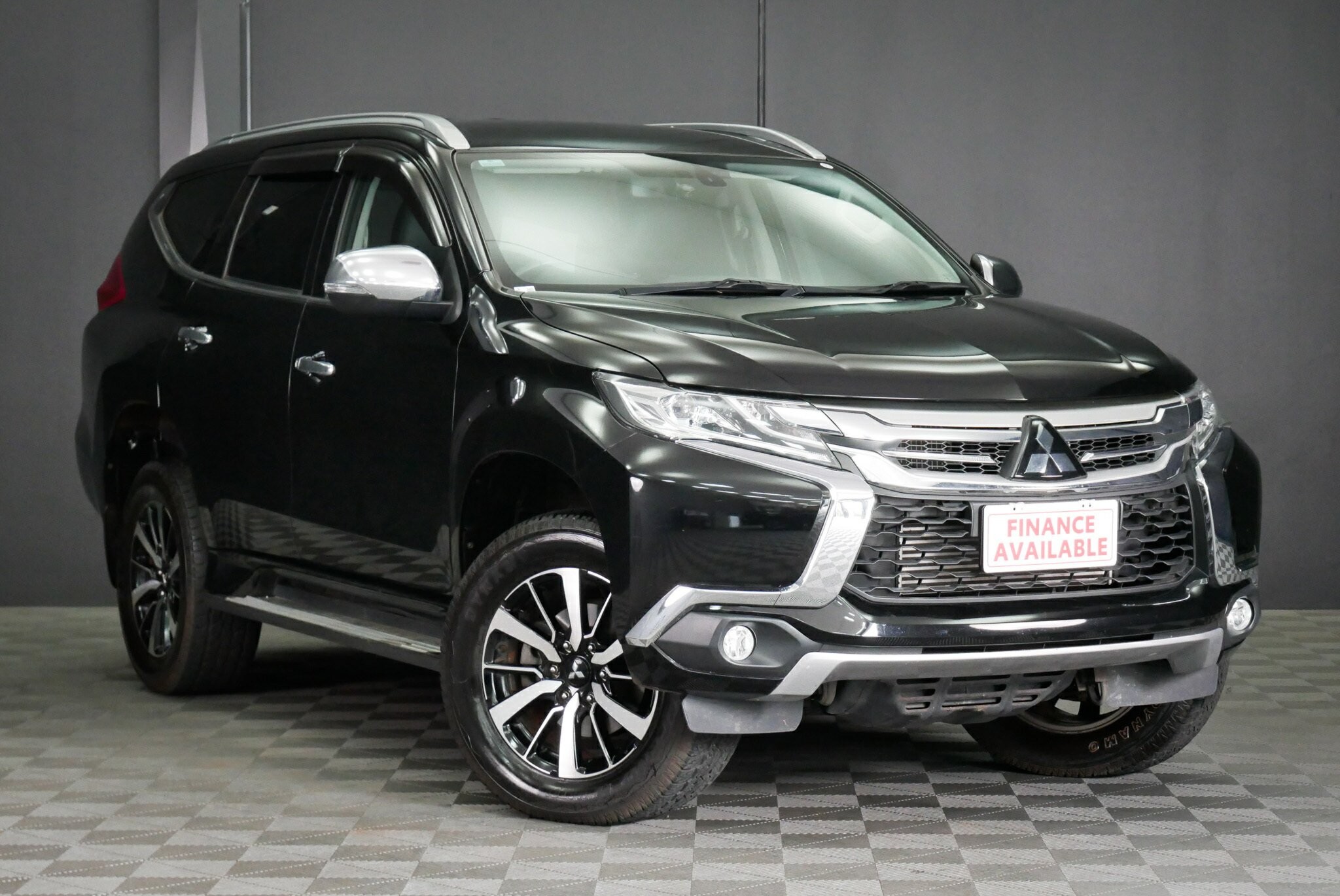 Mitsubishi Pajero Sport image 1