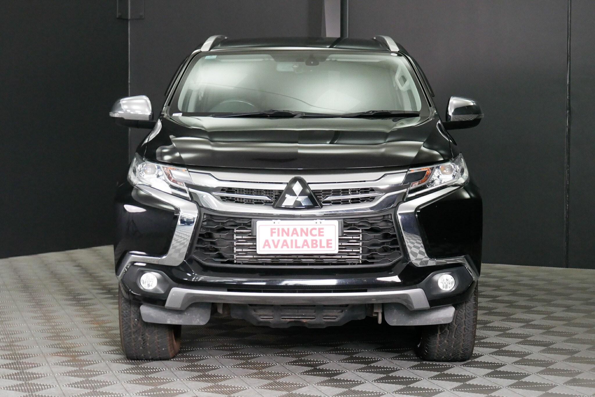 Mitsubishi Pajero Sport image 2