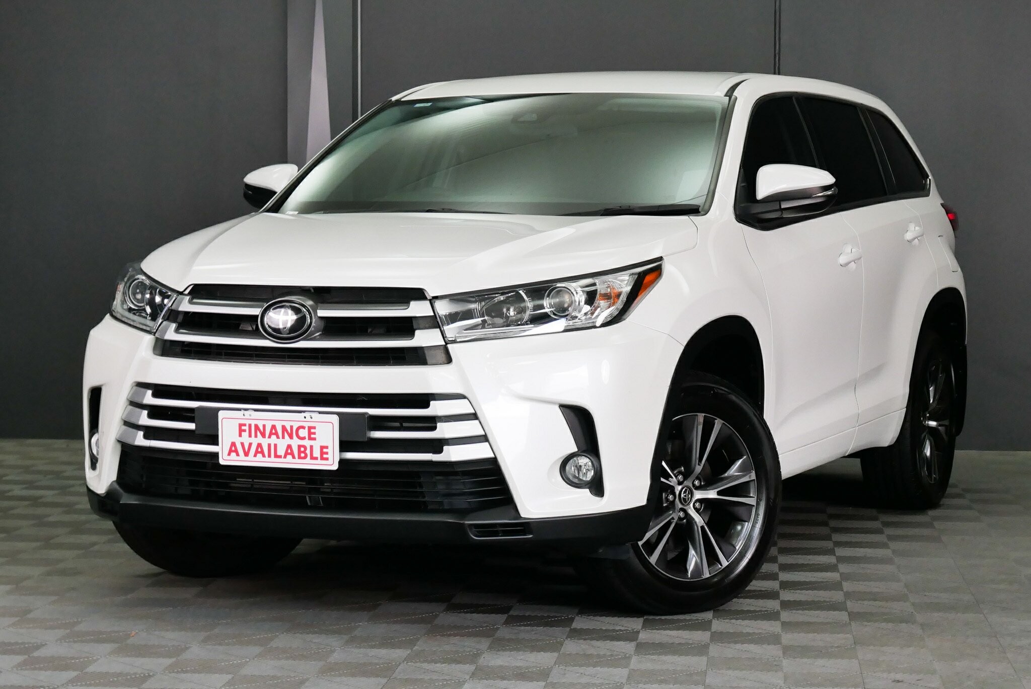 Toyota Kluger image 3