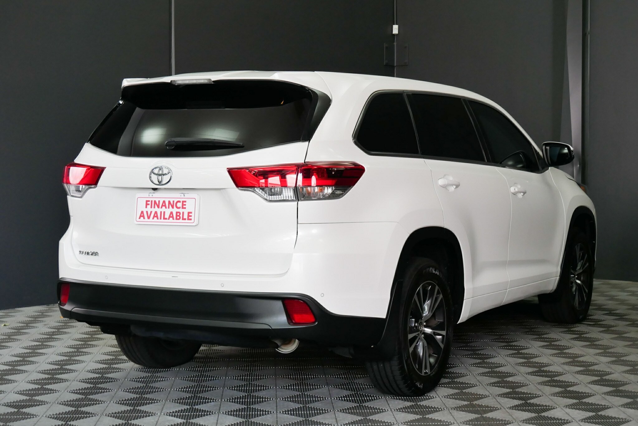 Toyota Kluger image 4