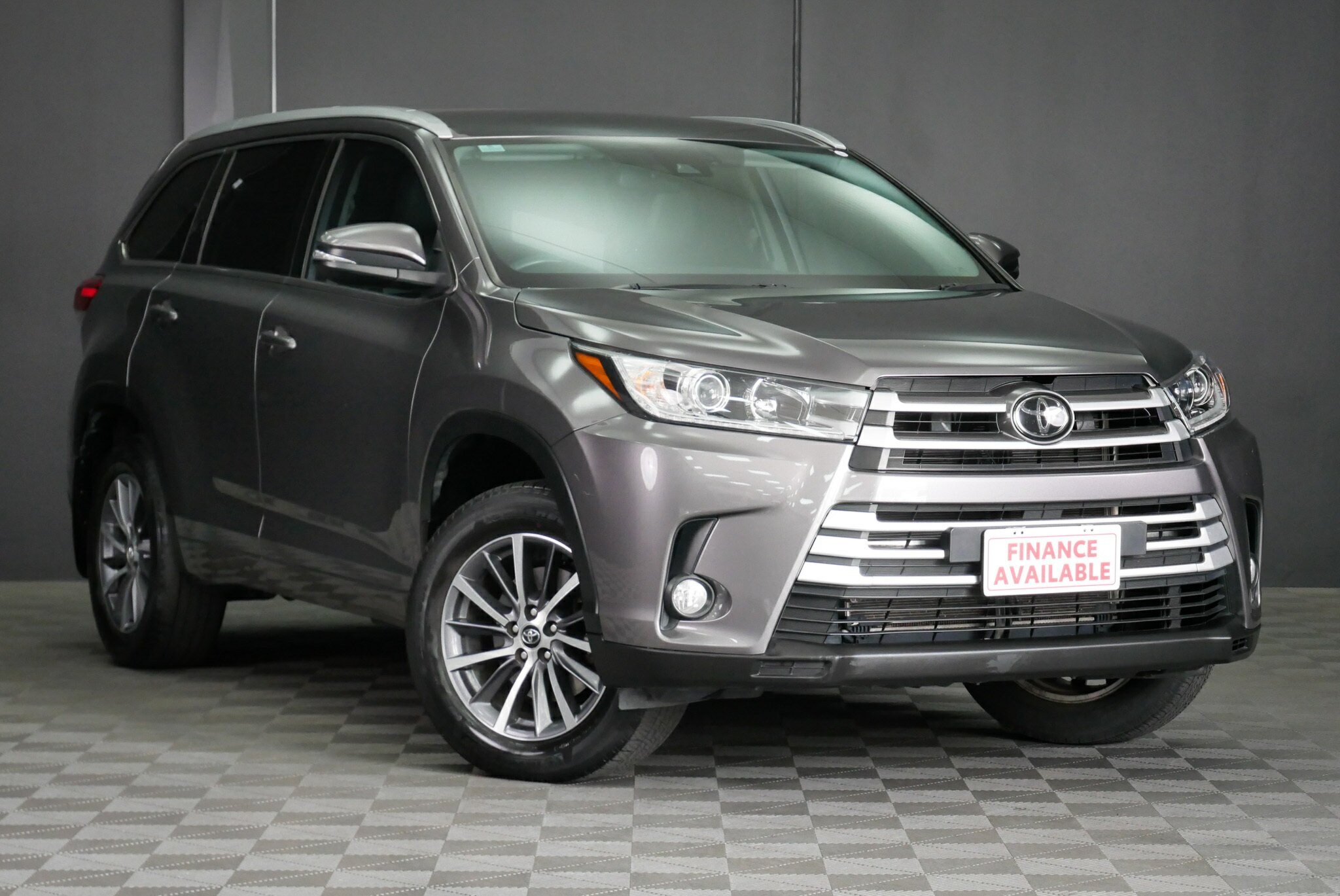 Toyota Kluger image 1