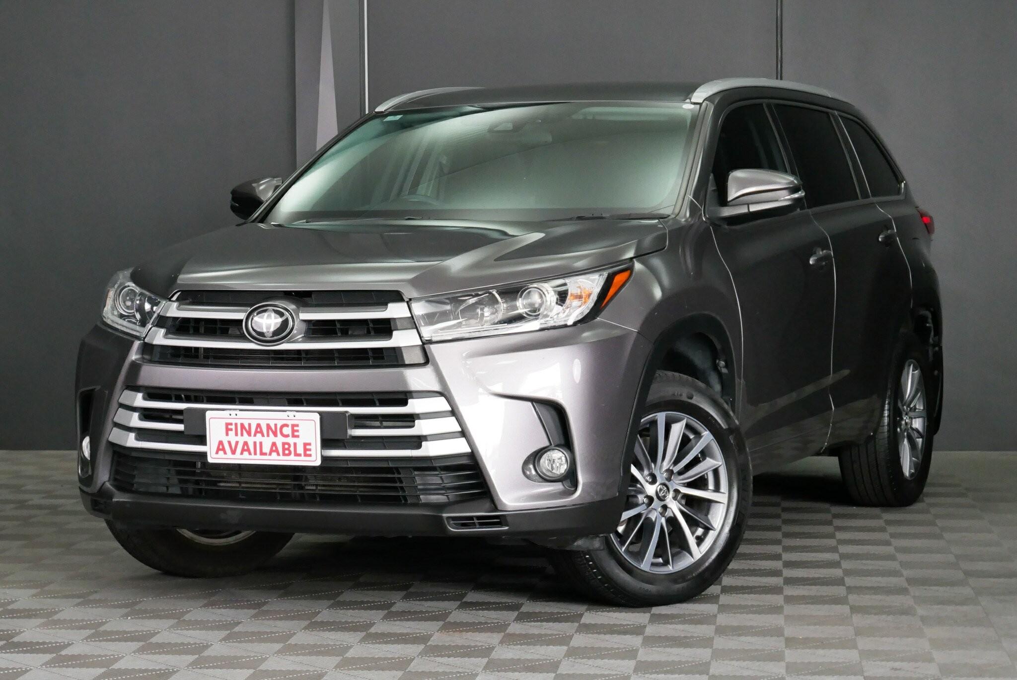 Toyota Kluger image 3