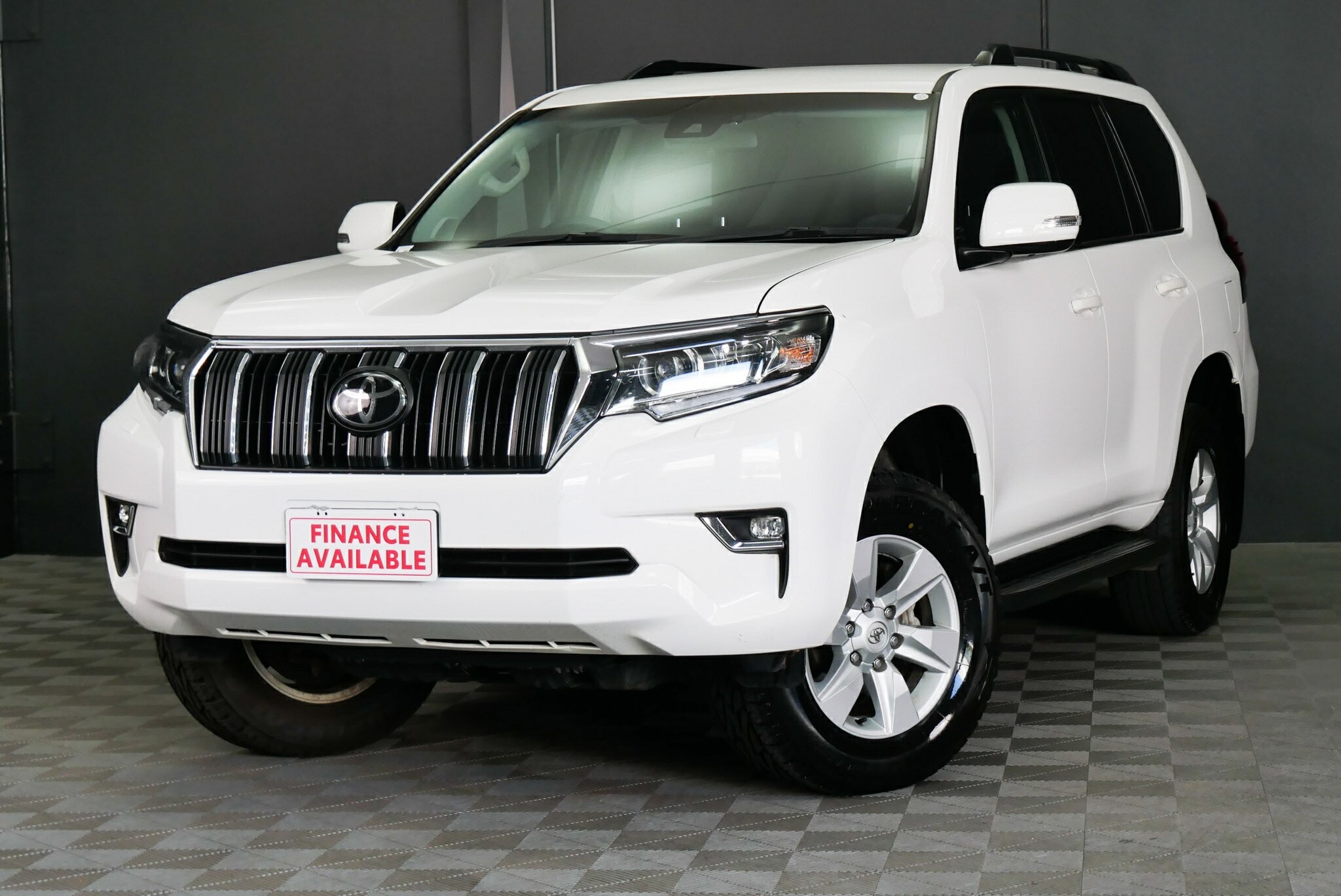 Toyota Landcruiser Prado image 3