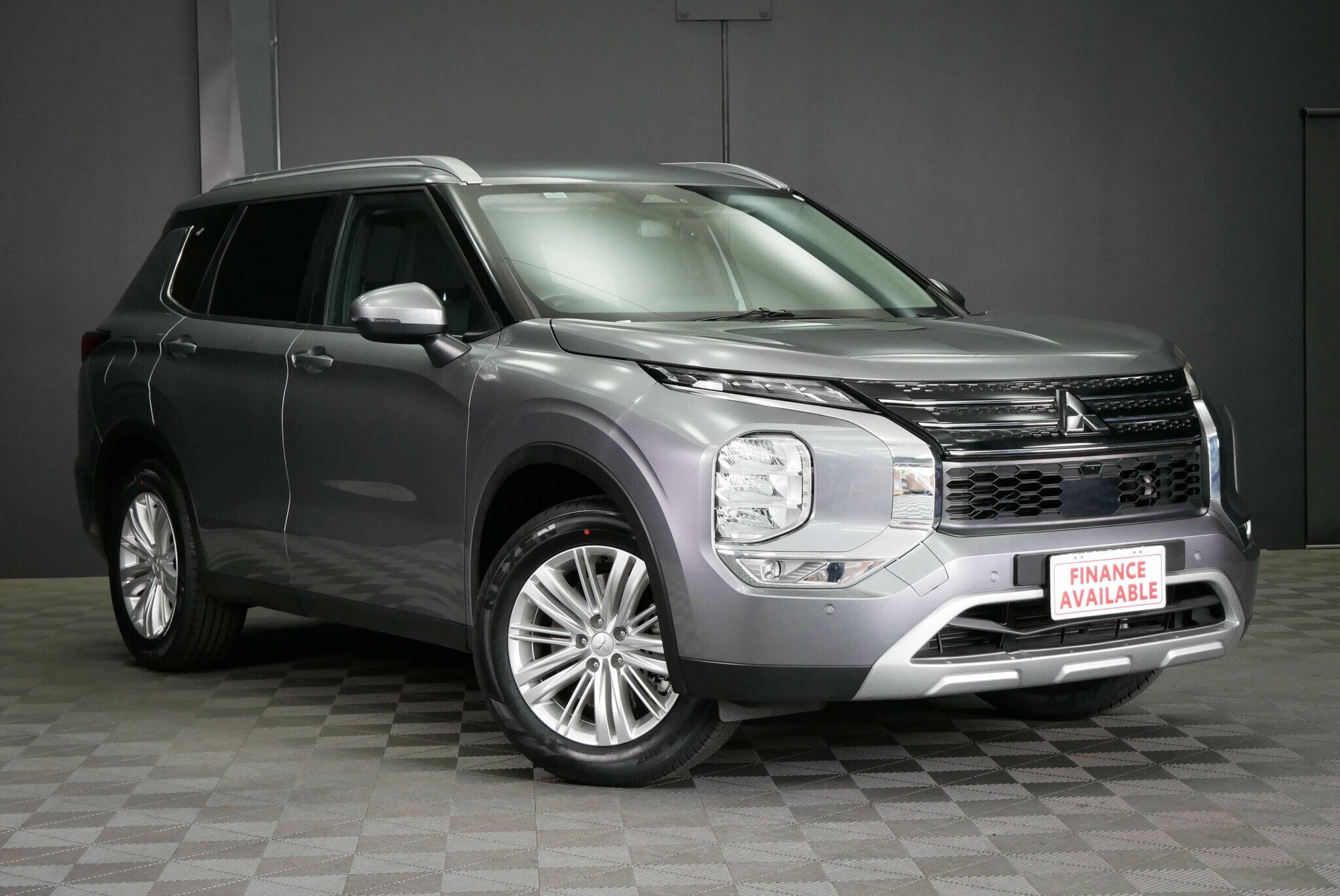 Mitsubishi Outlander image 1