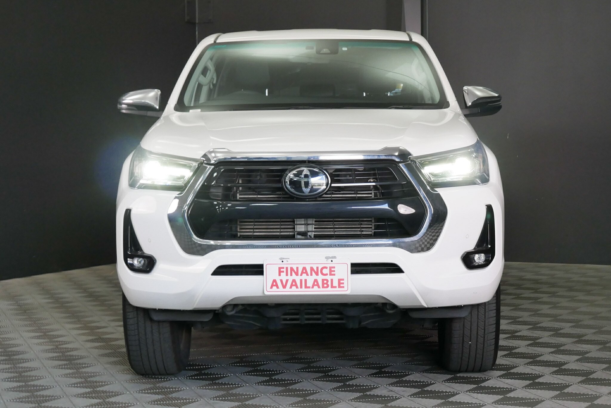 Toyota Hilux image 2