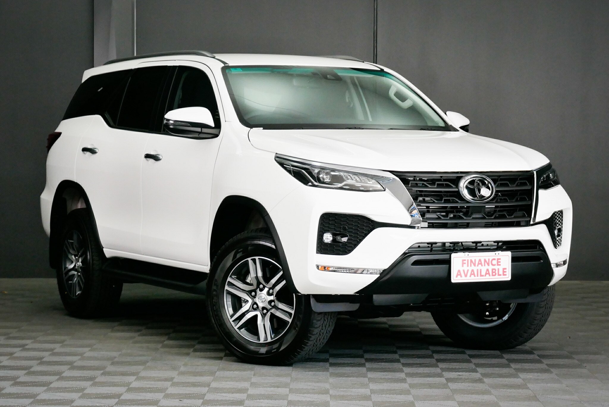 Toyota Fortuner image 1